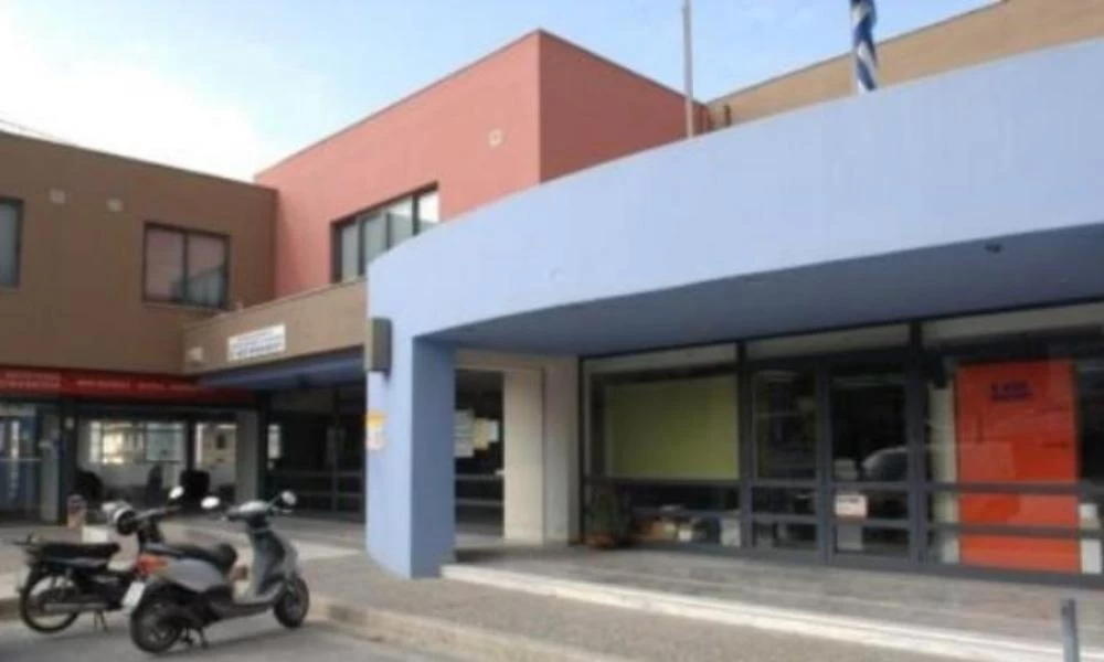 Κρήτη: Επίθεση αγνώστων με βαριοπούλες στην εφορία Ηρακλείου